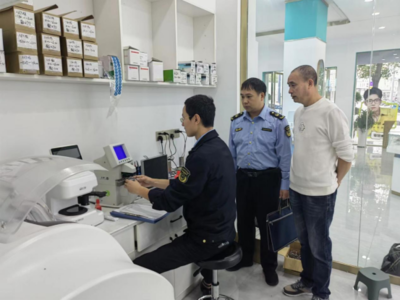 鉛山縣市管局開展驗配眼鏡店計量器具檢定與專項檢查，筑牢視力健康計量防線